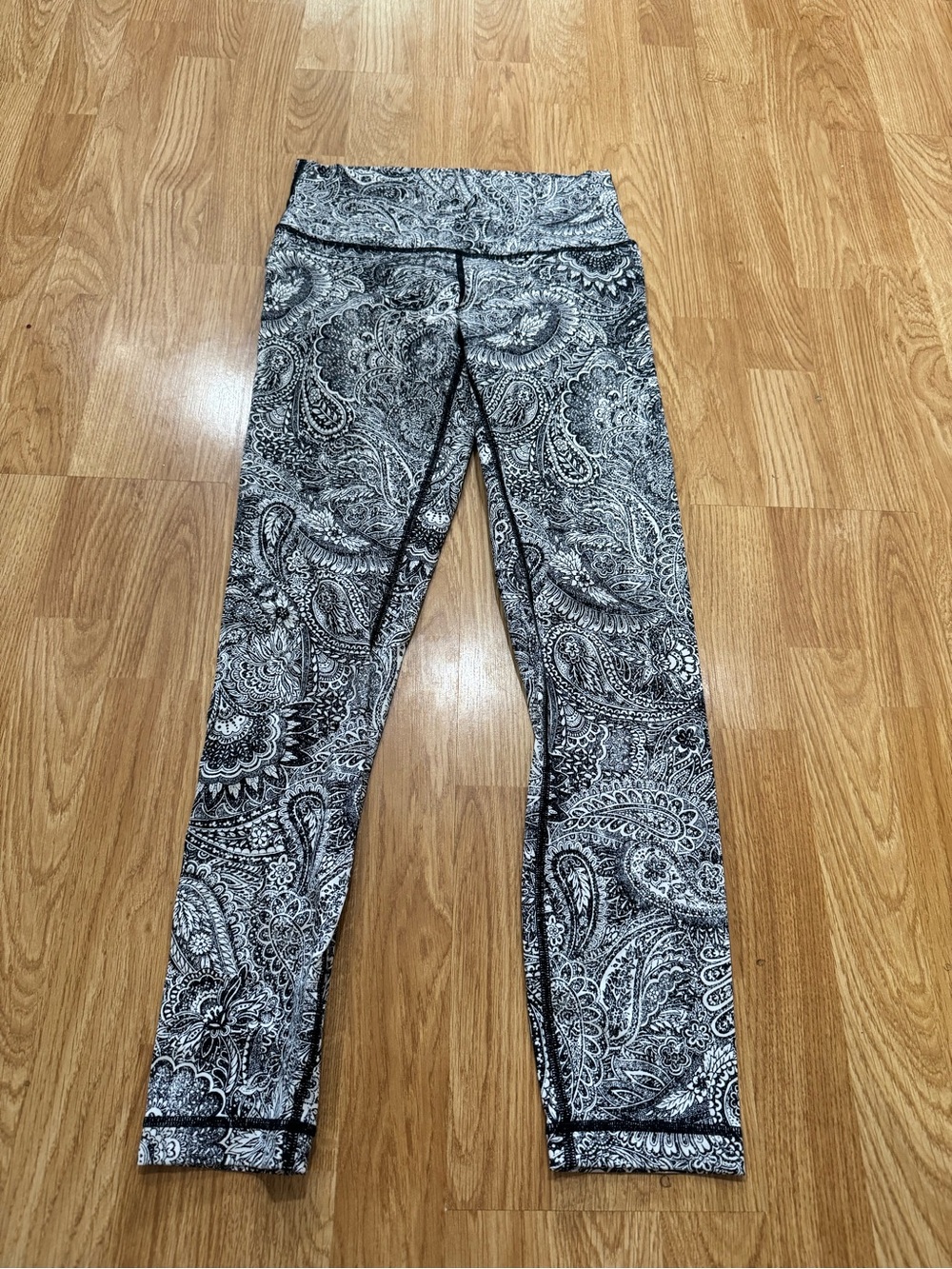 Lululemon High Times Pant Antique Paisley White Black size 8